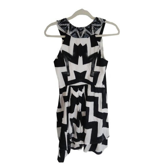 \BEBE Black and White Ruffled bottom, with Beaded V - Picture 3 of 4